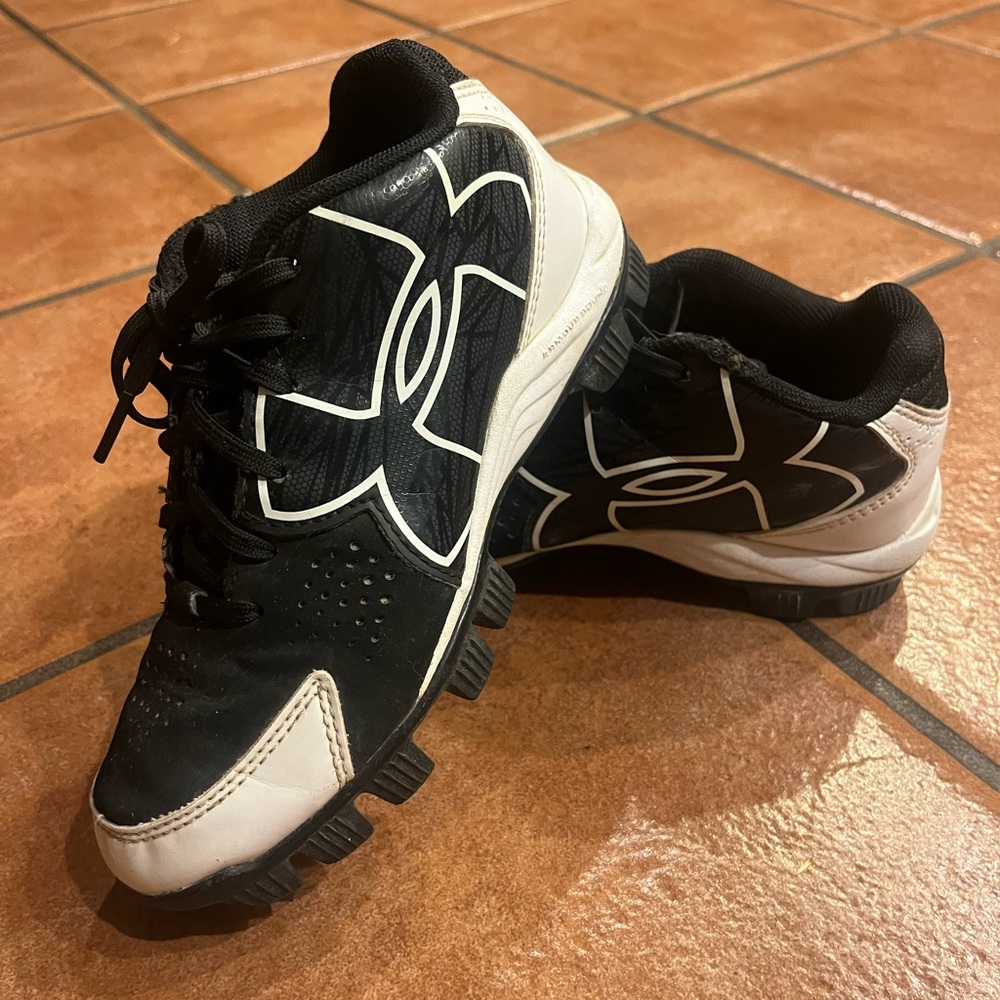 Under Armour Baseball Shoes Black & White Athletic Cleats Boys Youth 1.5 GUC